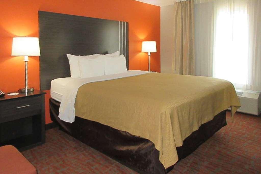 Quality Inn & Suites Fresno Northwest Room photo